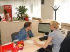 Ohluchlí a nedoslýchaví lidé mohou využívat simultánní přepis mluvené řeči